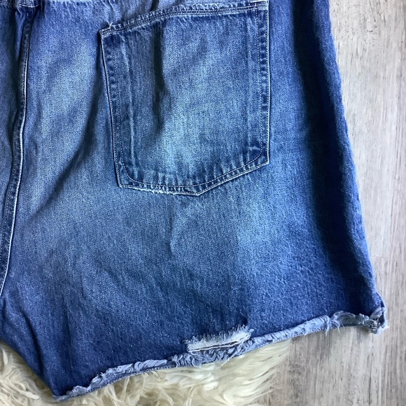 Good American Plus Size The Bombshell Short high rise ripped jean shorts 24 - Picture 7 of 9